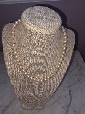Anne Klein Faux Pearl Necklace Choker Gold Tone Lion Clasp Classic Strand